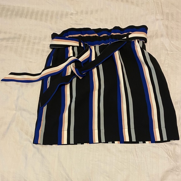 {Express} Mini skirt with belt and pockets - Picture 7 of 8